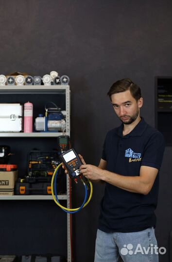 Ученик мастера по ремонту холодильников