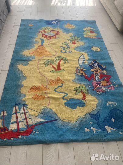 Палас.Диван