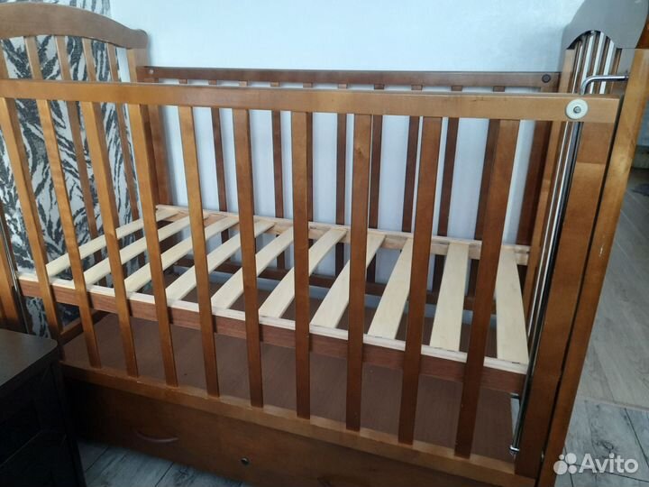 Кроватка для новорожденных с маятником