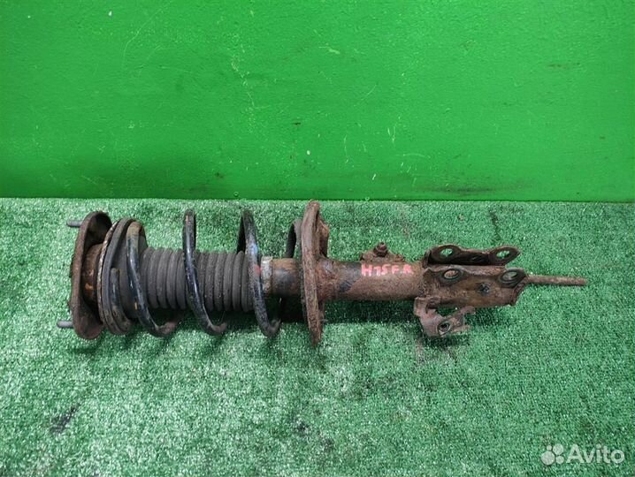 Стойка амортизатора передняя правая Toyota Auris