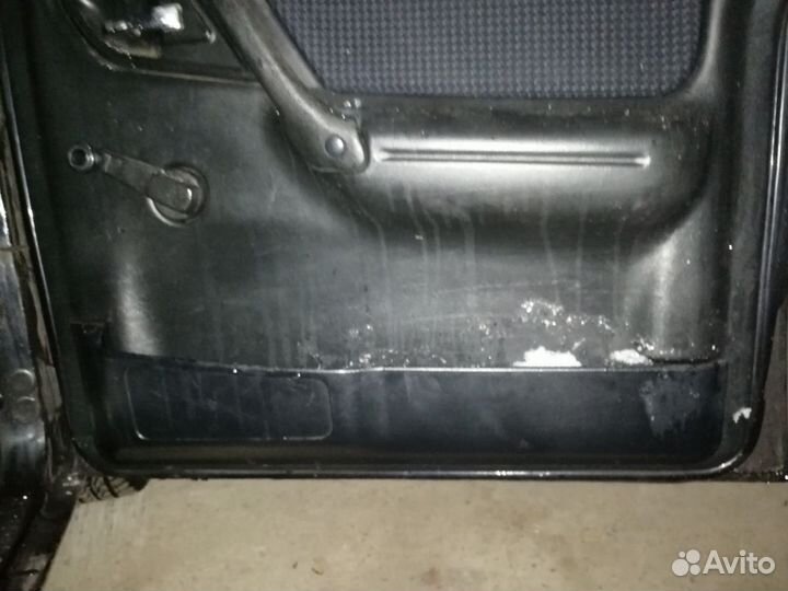 Передняя правая дверь Волга Газ 3110 (черная)