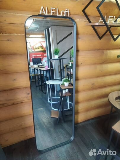 Зеркало в металлической раме