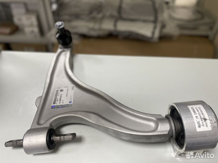 Рычаг нижний Правый для Cadillac SRX 2010-2016