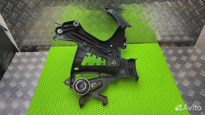 Передний кронштейн Л BMW