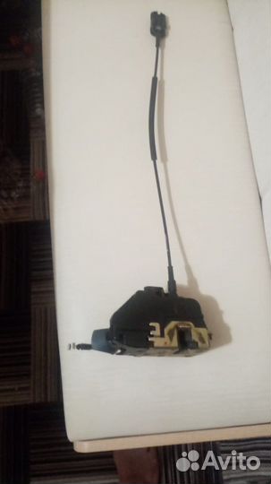 Замок передней левой двери nissan