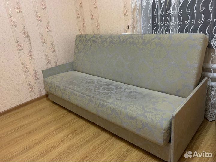 Компьютерный стол,диван, столы-раскладушки, тумбоч