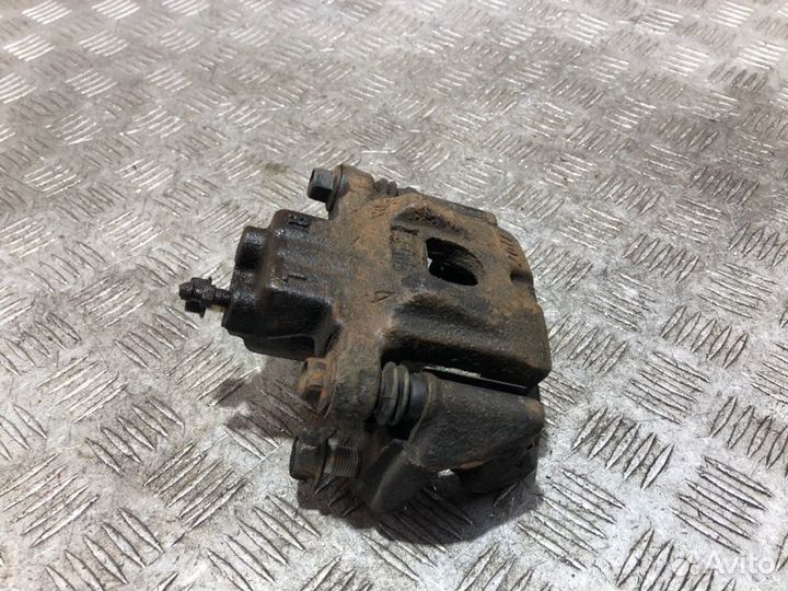 Суппорт тормозной задний левый Lexus Rx300 MCU35