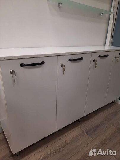 Шкафчики с полочками и ключами на замок. 4 шт