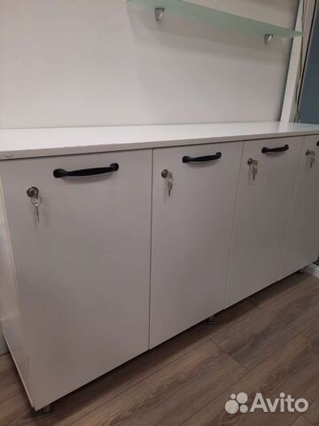 Шкафчики с полочками и ключами на замок. 4 шт