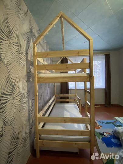 Двухъярусная кровать домик