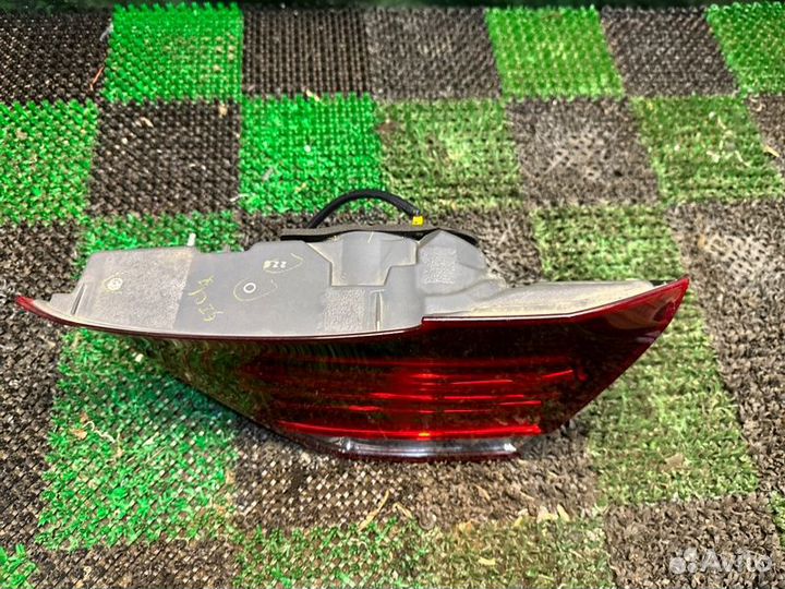 Фонарь в крышку багажника правый Lexus Ls