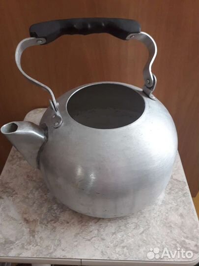 Ваза и алюминиевый чайник