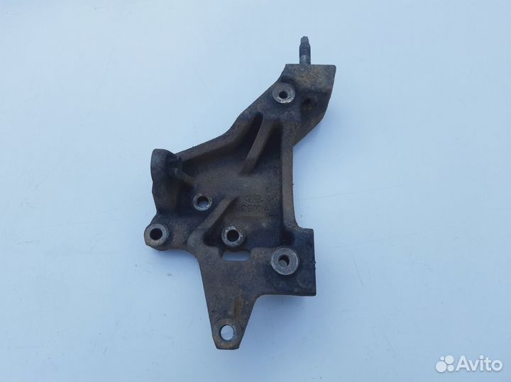 Кронштейн генератора Ford Mondeo 1