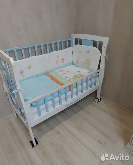 Детская кроватка с маятником и ящиком