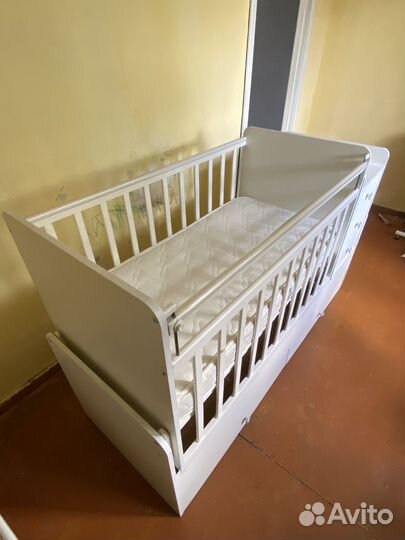 Детская кроватка с маятником