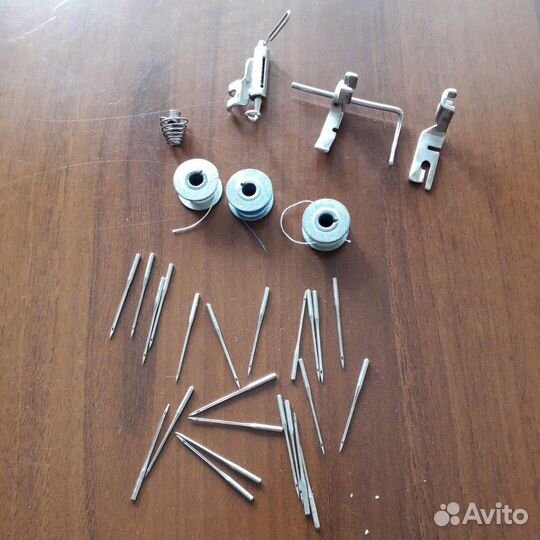 Швейные лапки, иглы, шпульки к швецноц машине 