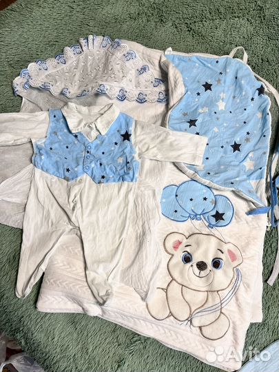 Вещи для новорожденого и конверт на выписку