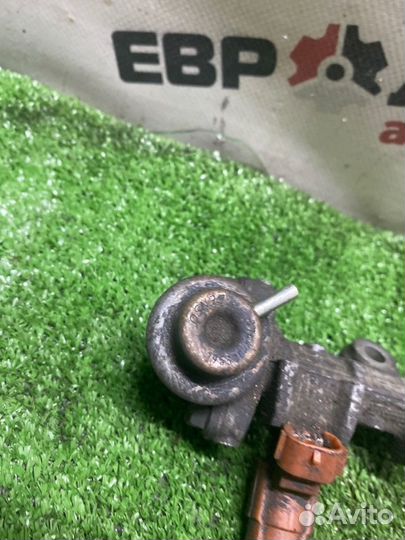 Топливная рейка с форсунками Mitsubishi Carisma