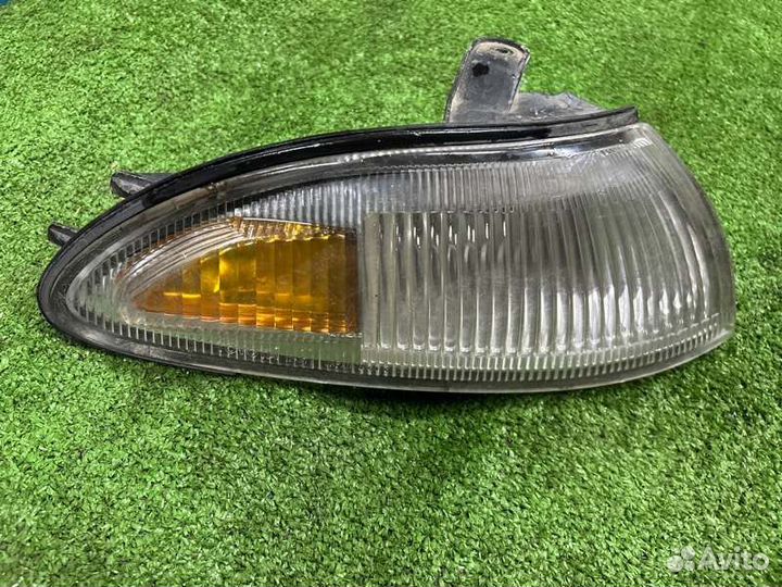 Поворотник передний правый Toyota Sprinter Marino