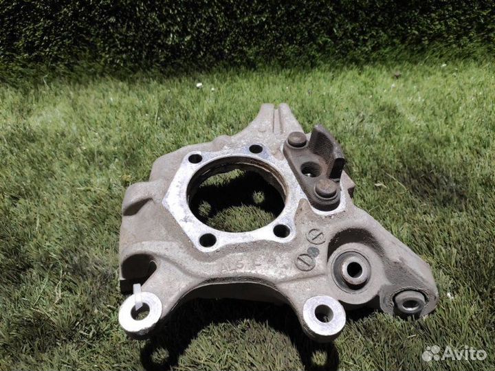 Цапфа задняя левая Nissan Stagea VQ25DET