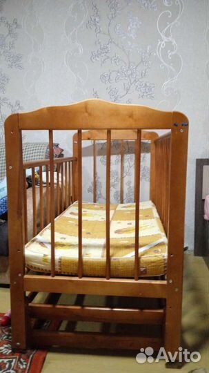 Детская кроватка с маятником