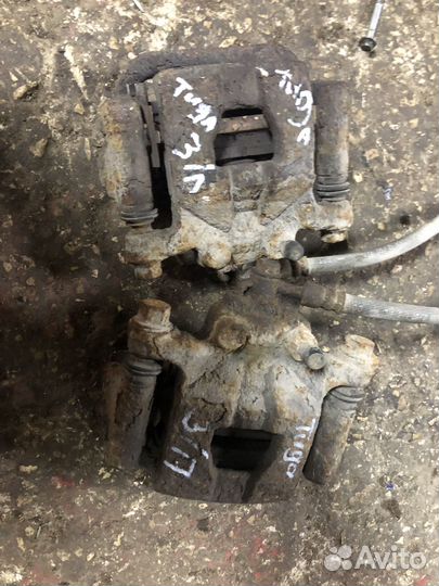 Задний тормозной суппорт Nissan Tiida 1