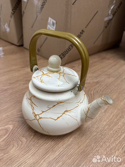 Чайник эмалированный с ситом цвета белый мрамор
