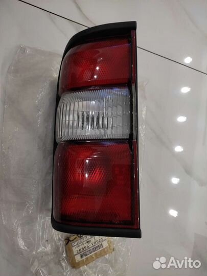 Задний фонарь левый Nissan Patrol Y61 дорестайлинг
