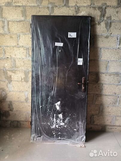 Дверь входная металлическая от застройщика