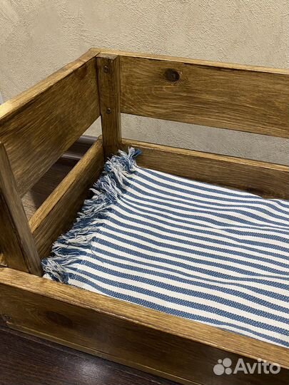 Лежанка для собак и кошек деревянная