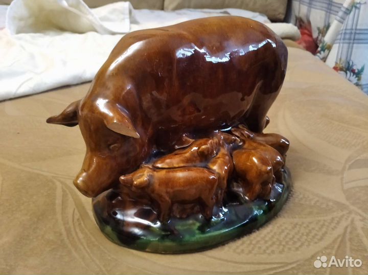 Свинья большая с 12 поросятами