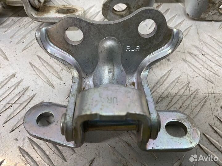 Б/У петля двери задний правый Hyundai Solaris 1 RB