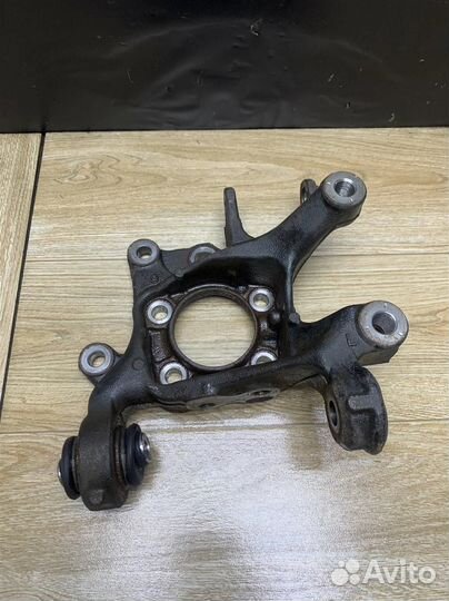 Кулак задний левый Toyota Rav4 40