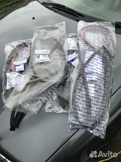 Уплотнитель стекла задней правой двери Volvo S80