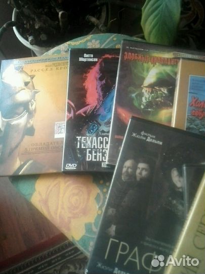 Диски и видеокассеты много