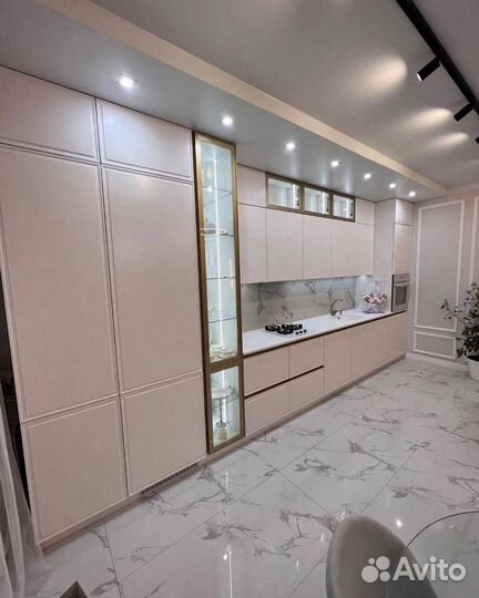 Кухня с витриной и с рифленым фасадом под ключ