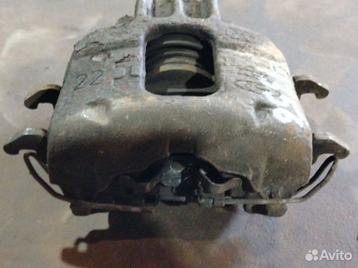 Суппорт передний правый Ford Focus 1 седан 1.8