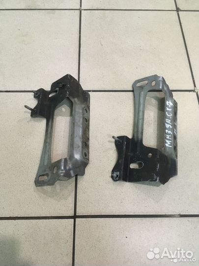 Кронштейн усилителя заднего бампера правый Mazda с