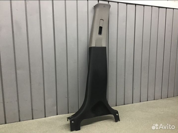 Обшивка средней стойки правая Nissan X-Trail (T31)