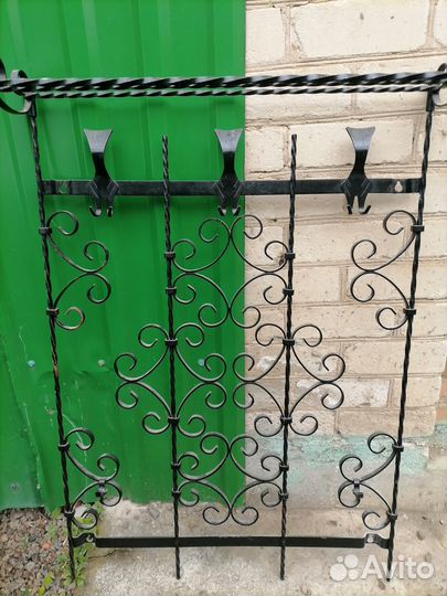 Кованная настенная вешалка