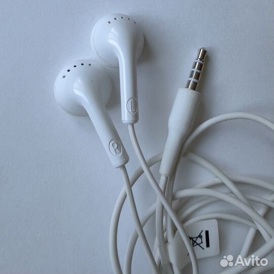 Белые проводные наушники