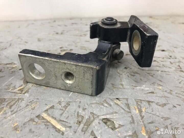 Петли на дверь задние правые Audi A4 B6 ASN 3.0