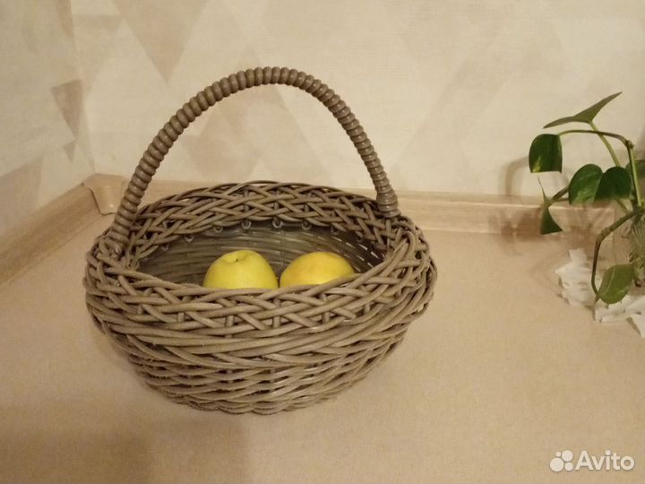 Корзина для фруктов из ротанга