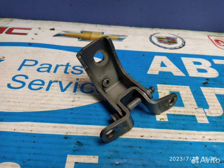 Петля передняя левая Ford Mondeo 00-07