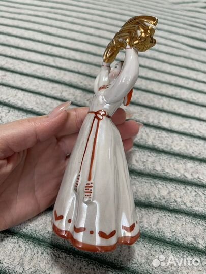 Фарфоровая статуэтка СССР Девушка со снопом