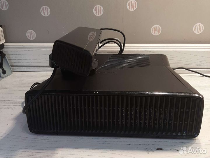 Xbox 360 с 2 джойстиками и играми