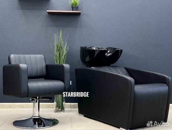 Парикмахерская мойка и паркимахерское кресло