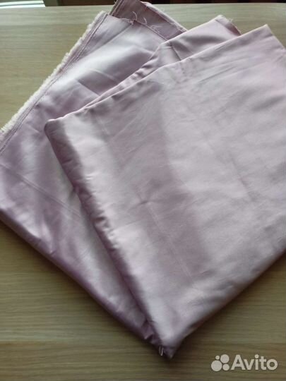 Ткань гладкая, похожа на подкладочную 4 метра