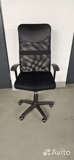 Офисное кресло на колесиках
