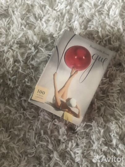 Сто открыток с обложками журнала Вог